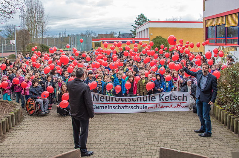 Kinder mit Ballons