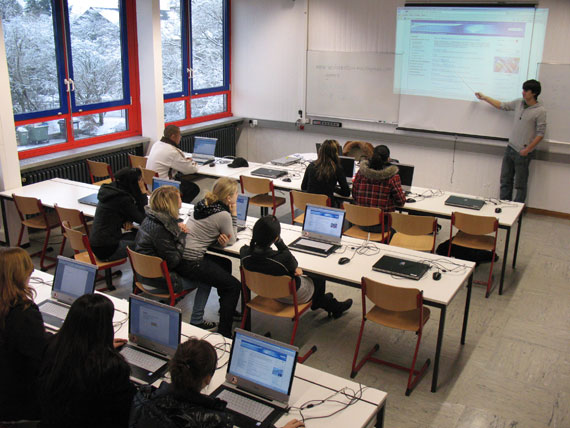 PC-Raum - Blick zum Lehrerarbeitsplatz mit Gro&szlig;projektion
