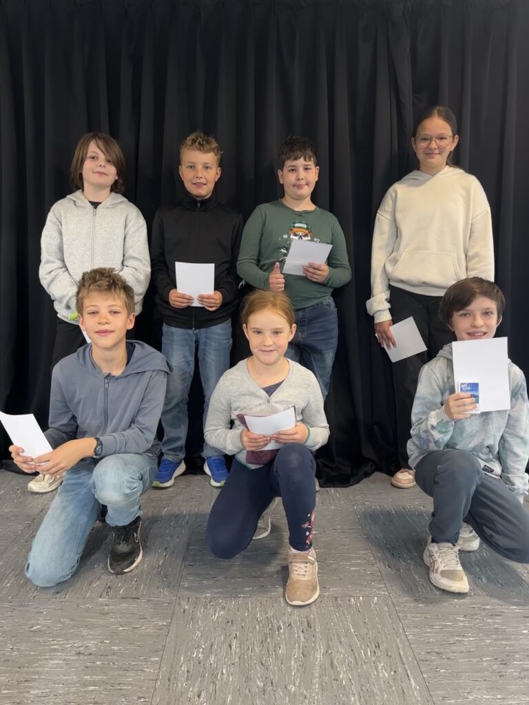 72 Teilnehmende der Neurottschule beim Känguruwettbewerb